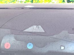 【プリクラッシュセーフティ】前方の車両等を検知し、衝突しそうな時は警報で注意を促し、ブレーキを踏む力をサポート。ブレーキを踏めなかった場合は衝突被害軽減ブレーキが作動、衝突回避をサポートします。