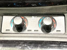 【シートベンチレーション】夏場は涼しい風でお尻や背中の熱やムレを防ぎ、冬はエアコンよりも早く温まってポカポカに！季節を問わず快適に過ごせます。