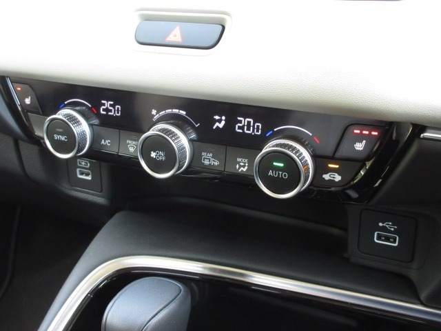 オートエアコンは左右席で独立温度コントロールが可能です。運転席はキンキンに冷やして助手席はマイルドにと言った設定が可能です☆暑さ寒さでケンカすることもなくなりますね♪