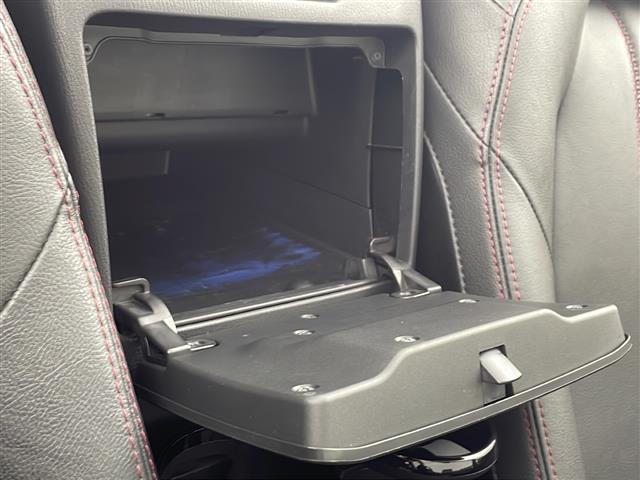 【グローブボックス】『グローブボックス』の画像になります。車検証ケースや日頃使う小物類の収納に便利ですね！