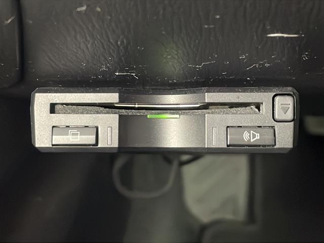 【ETC】有料道路を利用する際に料金所で停止することなく通過できる、ETC車載器（ノンストップ自動料金収受システム機器）が装備されています。セットアップを行うことで利用可能になります。