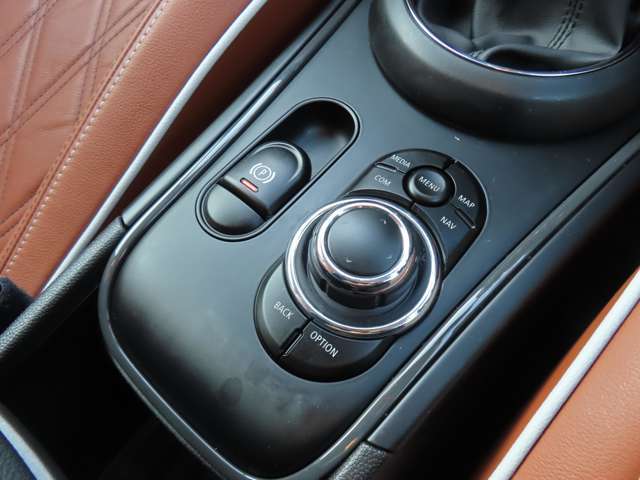 ダイアルを回してナビを操作できます。