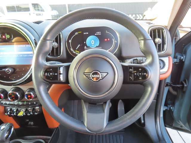 ハンドル：中央にはMINIのエンブレムが付いています。