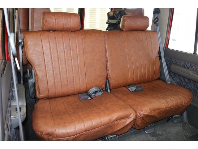 2ndシートは分割式となっております。用途に合わせてシートアレンジが可能です。片側だけ収納すれば座席を確保しつつ長い荷物の積載も出来ますね。