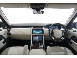 アイボリーレザーとシャドーウオルナットパネルを組み合わせた質感の高い内装です。