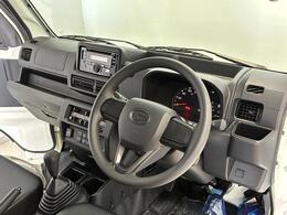 元々事業用として登録されていたお車です。この度お仕事で使われるお車の乗り換えいただき、こちらのハイゼットトラックをお譲りいただきました。