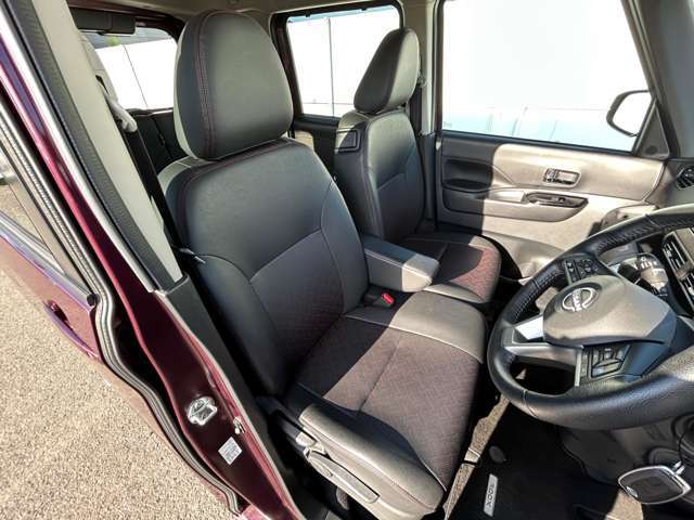 運転席の画像です。店舗にて現車の確認もいただけますので、お電話で在庫のご確認の上是非ご来店くださいませ！！！
