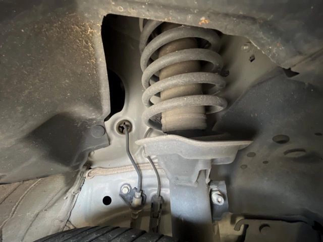 お車を安心してお乗りいただく為には、足回りの定期点検が欠かせません。サービスサポート（有償保証）では無料点検もご提供しており、安心のカーライフをお過ごしいただけるサポート体制が整っています。