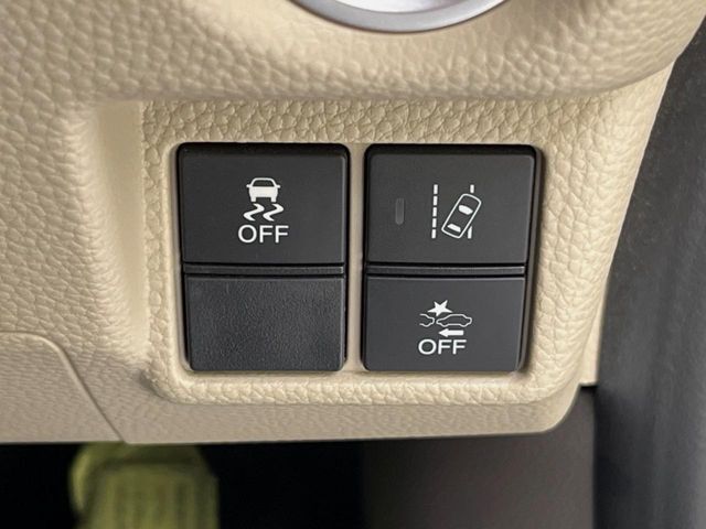 【ホンダセンシング】走行中に前方の車両等を認識し、衝突しそうな時は警報とブレーキで衝突回避と被害軽減をアシスト。より安全にドライブをお楽しみいただけます。