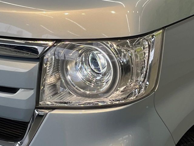 【LEDヘッドライト】悪天候や夜間走行時も良好な視界を確保し安心して運転できる高輝度LEDヘッドライトを装備！点灯速度が早く、消費電力も抑えられています。