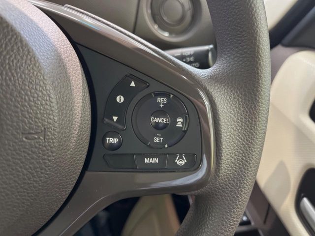 【クルーズコントロール】高速道路もラクラク走行。アクセルを離しても一定速度で走行ができ、長距離運転時の負担を軽減！加速・減速も簡単なスイッチ操作で調整できます。