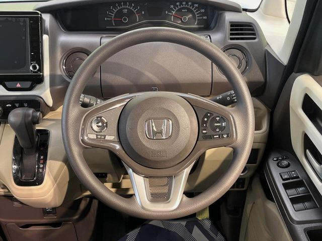 インテリアに合わせたデザインのステアリングは、運転される方のことも考え、運転しやすい形状、大きさです。是非一度、実際に触ってお確かめください。