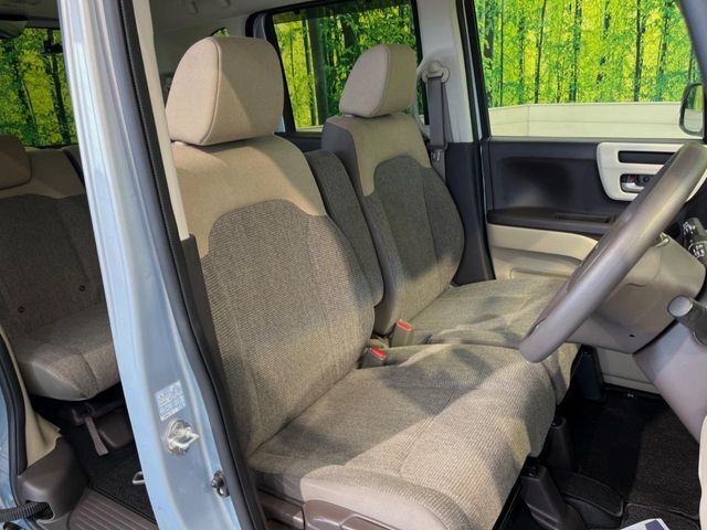 運転席まわりには十分なスペースがあり、大柄な方でもゆったり運転していただける環境です。