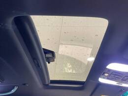 【サンルーフ】開放感たっぷりの希少装備、サンルーフが装着されています！車内に明かりを取り入れたり景色を楽しむ以外にも、車内の空気も簡単に換気できて快適です！