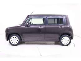 アーバンブラウンパール色のボデーカラーに純正のアルミホイールがマッチしています。