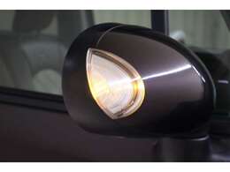 ウィンカー付きドアミラーは他のドライバーや歩行者にも分かり易く視認性も十分な装備です。