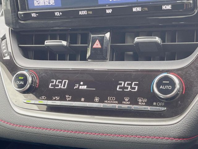 【左右独立型フルオートエアコン】運転席と助手席でそれぞれお好みの温度に設定可能。同乗者にも配慮した、快適な空調をお届け致します。