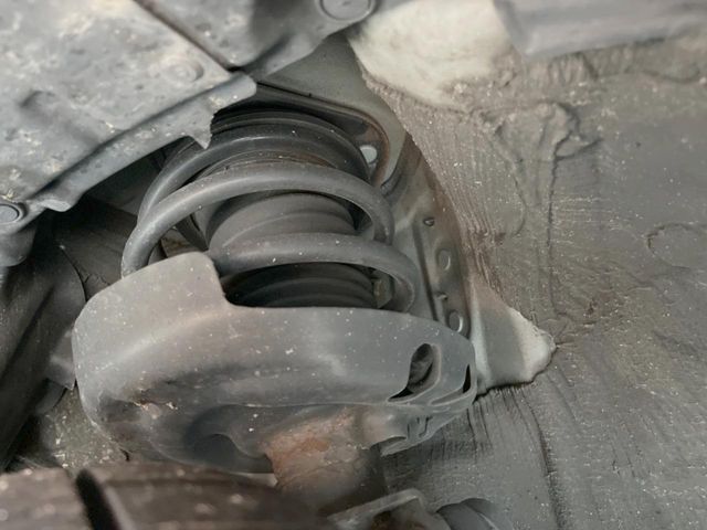 お車を安心してお乗りいただく為には、足回りの定期点検が欠かせません。サービスサポート（有償保証）では無料点検もご提供しており、安心のカーライフをお過ごしいただけるサポート体制が整っています。