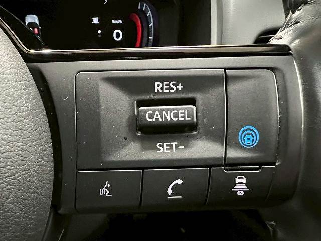 【プロパイロット】日産の革新的かつ安心して使用できる高速道路での単一車線での運転支援技術です。