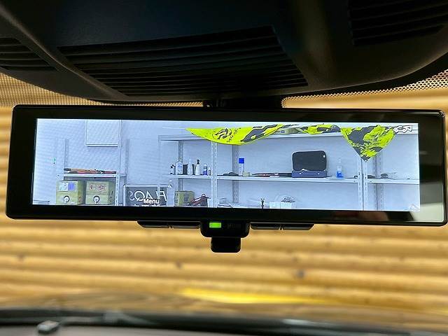 【デジタルインナーミラー】を搭載しております。ミラーにより後方確認ができますので、駐車の際などに役立ちます。