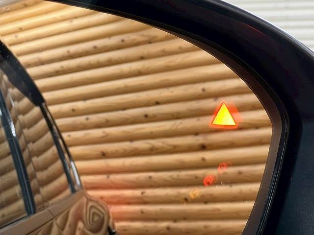 【ブラインドスポットモニター】車線変更時に後方から近づくお車をアラートしてくれます。