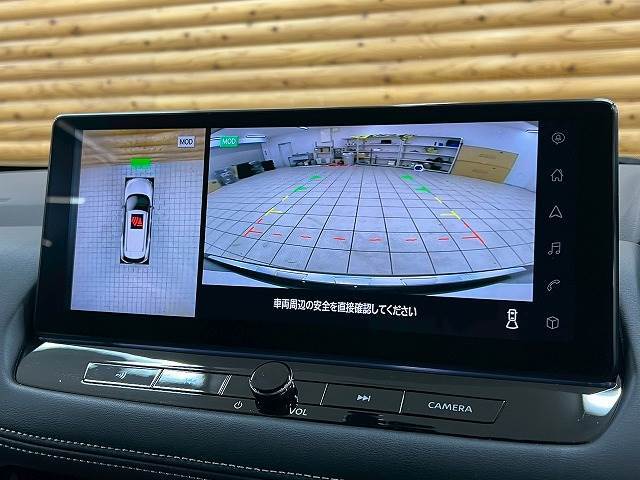 【パノラミックビューモニター】専用のカメラにより、上から見下ろしたような視点で360度クルマの周囲を確認することができます☆死角部分も確認しやすく、狭い場所での切り返しや駐車もスムーズに行えます。