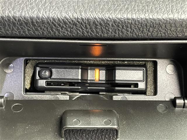 【ETC】有料道路を利用する際に料金所で停止することなく通過できる、ETC車載器（ノンストップ自動料金収受システム機器）が装備されています。セットアップを行うことで利用可能になります。