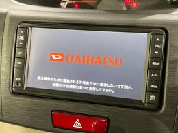 【純正ナビ】人気の純正ナビを装備しております。ナビの使いやすさはもちろん、オーディオ機能も充実！キャンプや旅行はもちろん、通勤や買い物など普段のドライブも楽しくなるはず♪