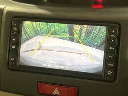 【バックカメラ】駐車時に後方がリアルタイム映像で確認できます。大型商業施設や立体駐車場での駐車時や、夜間のバック時に大活躍！運転スキルに関わらず、今や必須となった装備のひとつです！
