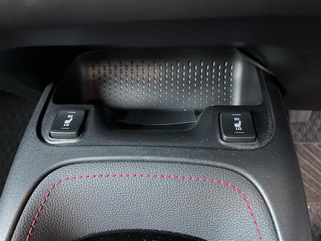 【ETC】有料道路を利用する際に料金所で停止することなく通過できる、ETC車載器（ノンストップ自動料金収受システム機器）が装備されています。セットアップを行うことで利用可能になります。