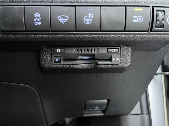 【ETC】有料道路を利用する際に料金所で停止することなく通過できる、ETC車載器（ノンストップ自動料金収受システム機器）が装備されています。セットアップを行うことで利用可能になります。