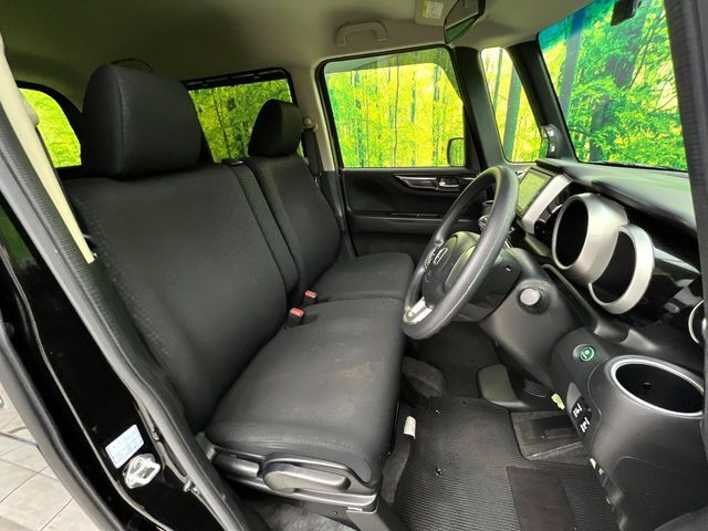 運転席まわりには十分なスペースがあり、大柄な方でもゆったり運転していただける環境です。