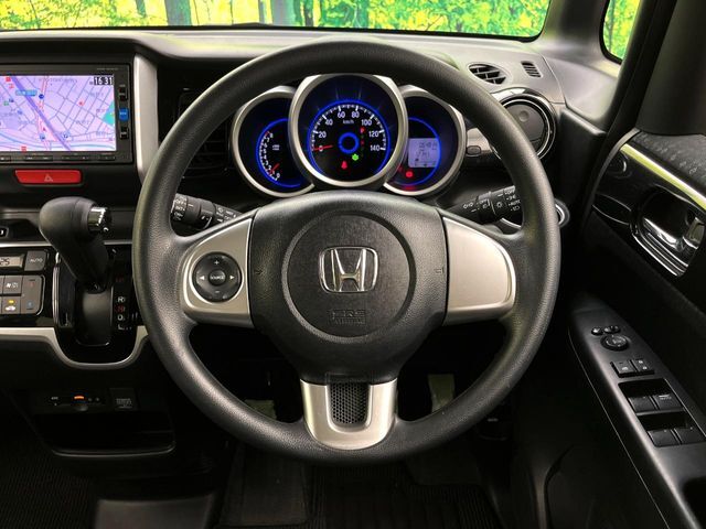 インテリアに合わせたデザインのステアリングは、運転される方のことも考え、運転しやすい形状、大きさです。是非一度、実際に触ってお確かめください。