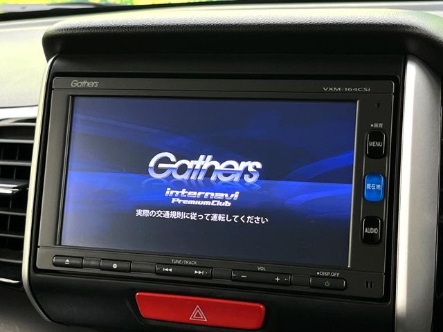【純正ナビ】人気の純正ナビを装備しております。ナビの使いやすさはもちろん、オーディオ機能も充実！キャンプや旅行はもちろん、通勤や買い物など普段のドライブも楽しくなるはず♪