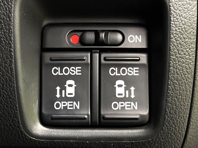 【両側パワースライドドア】スマートキーや運転席のスイッチで後席両側スライドドアの開閉が可能♪電動だから力を入れてドアを開ける必要が無く、小さなお子様でも簡単に開け閉めでき快適です♪