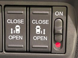 【両側パワースライドドア】スマートキーや運転席のスイッチで後席両側スライドドアの開閉が可能♪電動だから力を入れてドアを開ける必要が無く、小さなお子様でも簡単に開け閉めでき快適です♪