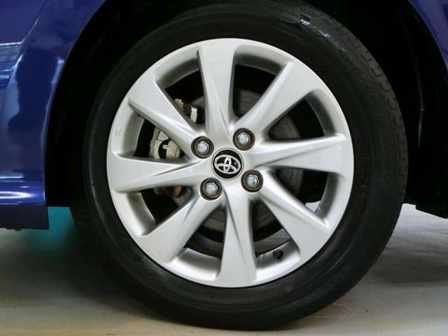 車のデザインにマッチした純正アルミホイール