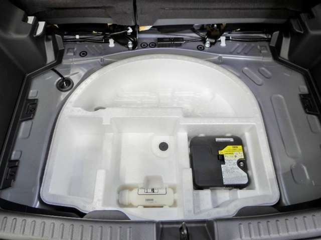 パンク修理キットが格納されています。