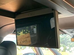 【フリップダウンモニター】家族や友人とお出かけする機会が多い方に大人気のフリップダウンモニター！大画面モニターで車内はエンタメ空間！退屈しがちな長距離ドライブも楽しい時間に変わります！