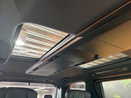 【ガラスルーフ】ガラスルーフ搭載で車内の解放感が一気にアップ！開放的なドライブをお楽しみいただけます。