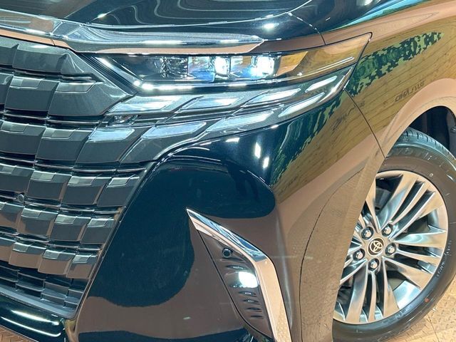 【LEDヘッドライト】悪天候や夜間走行時も良好な視界を確保し安心して運転できる高輝度LEDヘッドライトを装備！点灯速度が早く、消費電力も抑えられています。