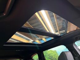 【サンルーフ】ボタンひとつで開閉可能！開放感たっぷりのサンルーフが装着されています！車内に明かりを取り入れたり景色を楽しむ以外にも、よどみがちな車内の空気も簡単に換気できて快適です！
