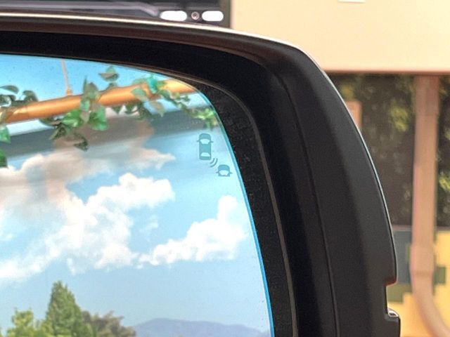 【ブラインドスポットインフォメーション】走行中、ドアミラーの死角になりやすい箇所に後続車が接近するとサイドミラー付近に警告を表示、ドライバーに注意喚起をしてくれます。