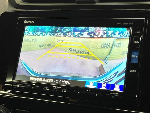 【バックカメラ】駐車時に後方がリアルタイム映像で確認できます。大型商業施設や立体駐車場での駐車時や、夜間のバック時に大活躍！運転スキルに関わらず、今や必須となった装備のひとつです！