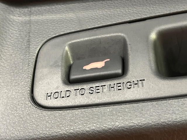 【パワーバックドア】スマートキーや運転席のボタンを押すだけでリアゲートが自動で開閉します！荷物を持っている時や、高い位置にあるバックドアを閉める際に便利な機能です♪