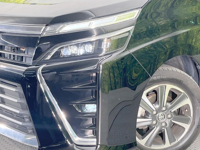 【LEDヘッドライト】悪天候や夜間走行時も良好な視界を確保し安心して運転できる高輝度LEDヘッドライトを装備！点灯速度が早く、消費電力も抑えられています。