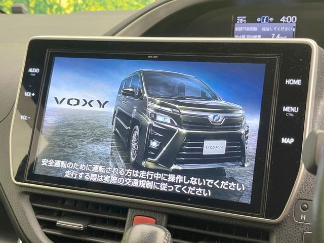 【純正ナビ】人気の純正ナビを装備しております。ナビの使いやすさはもちろん、オーディオ機能も充実！キャンプや旅行はもちろん、通勤や買い物など普段のドライブも楽しくなるはず♪