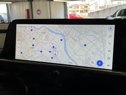 【メーカーナビ】フルセグテレビやブルートゥース接続、AppleCarPlay・アンドロイドオートなど多彩な機能を併せ持っており、インパネ周りがすっきりしてますね！