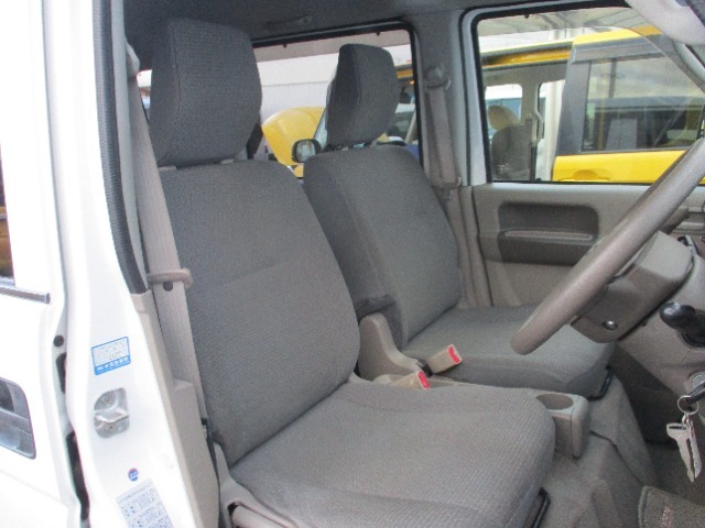 運転席周りのお写真です。　広い足元で長時間の運転も疲れにくくなっております。