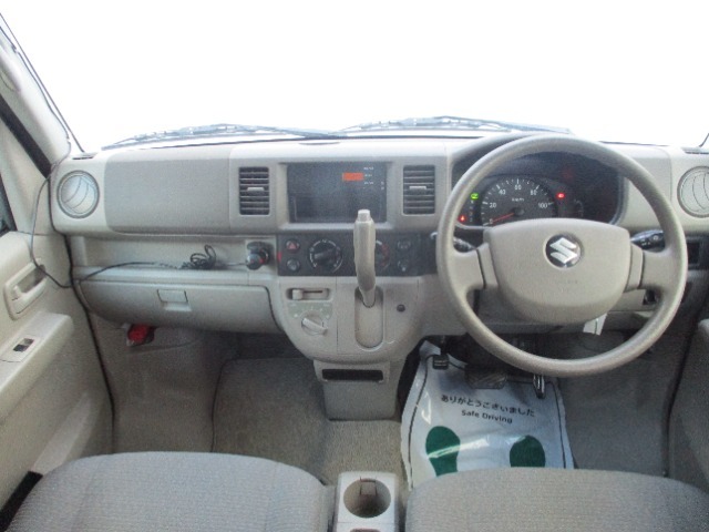 インパネ周りのお写真です。　視界が広く運転がしやすくなっております。